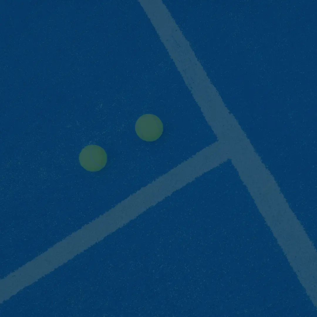 Två tennisbollar på blå padelbana med vita linjer vid korset mellan mittlinje och sidlinje