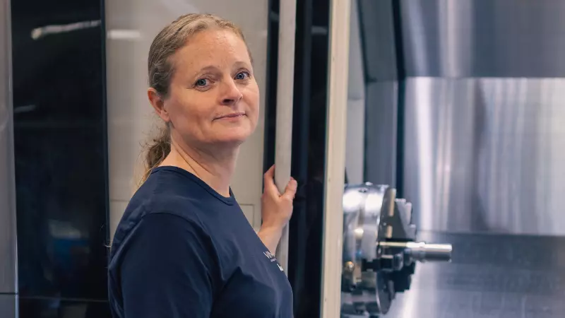 Ventiltekniker vid CNC-maskin i VIMAB:s verkstad, redo att påbörja bearbetning av ventilkomponent.