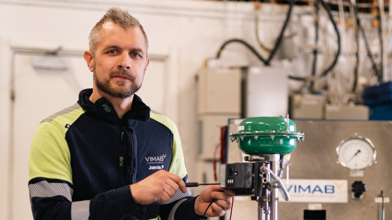 VIMAB-tekniker Jonnie P utför funktionskontroll av säkerhetsventil med grön fjäderkapsyl i VIMAB:s verkstad.