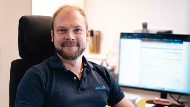 VIMAB-medarbetare vid arbetsstation med datorskärm i kontorsmiljö