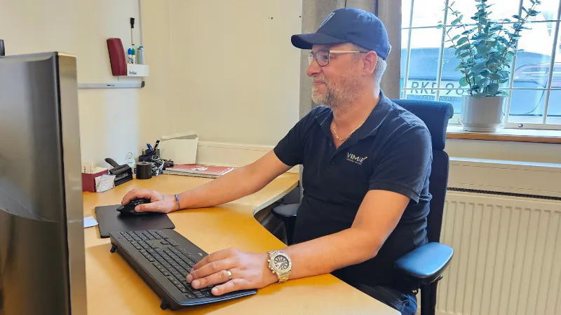 VIMAB-tekniker arbetar vid dator på kontor – hanterar ventilserviceärenden administrativt