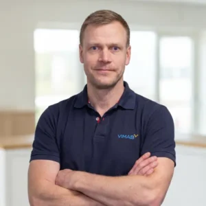 Dan Bernström, medarbetare på VIMAB, i marinblå VIMAB-pikétröja med armarna i kors