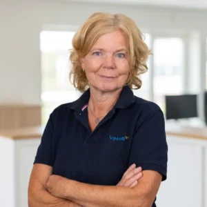 Helen Pettersson, medarbetare på VIMAB, i marinblå VIMAB-piké med armarna i kors
