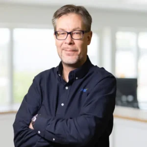 Johan Karlfeldt, medarbetare på VIMAB, i mörk arbetsskjorta med VIMAB-logotyp