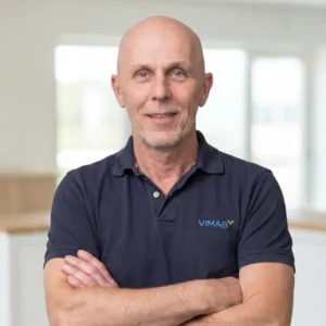 Matz Carlsson, medarbetare på VIMAB, i mörkblå VIMAB-pikétröja med armarna i kors.