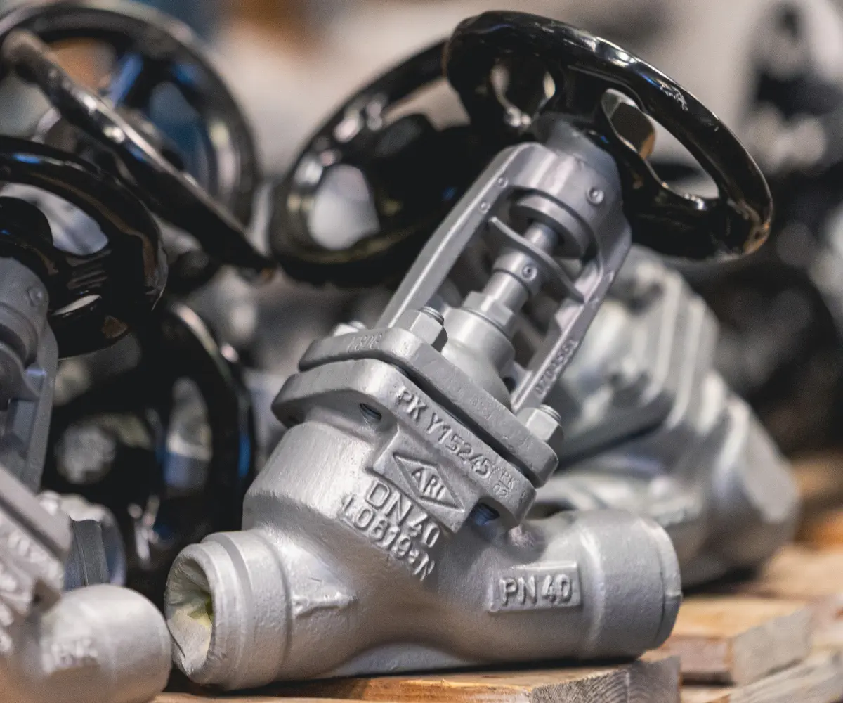 Nya globventiler DN40 PN40 från ARI, märkta PKY15245, lagrade i VIMAB:s ventillager