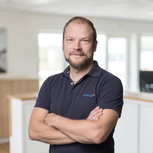 Robert Olsson, VIMAB – medarbetare med armarna i kors, iklädd VIMAB-pikétröja