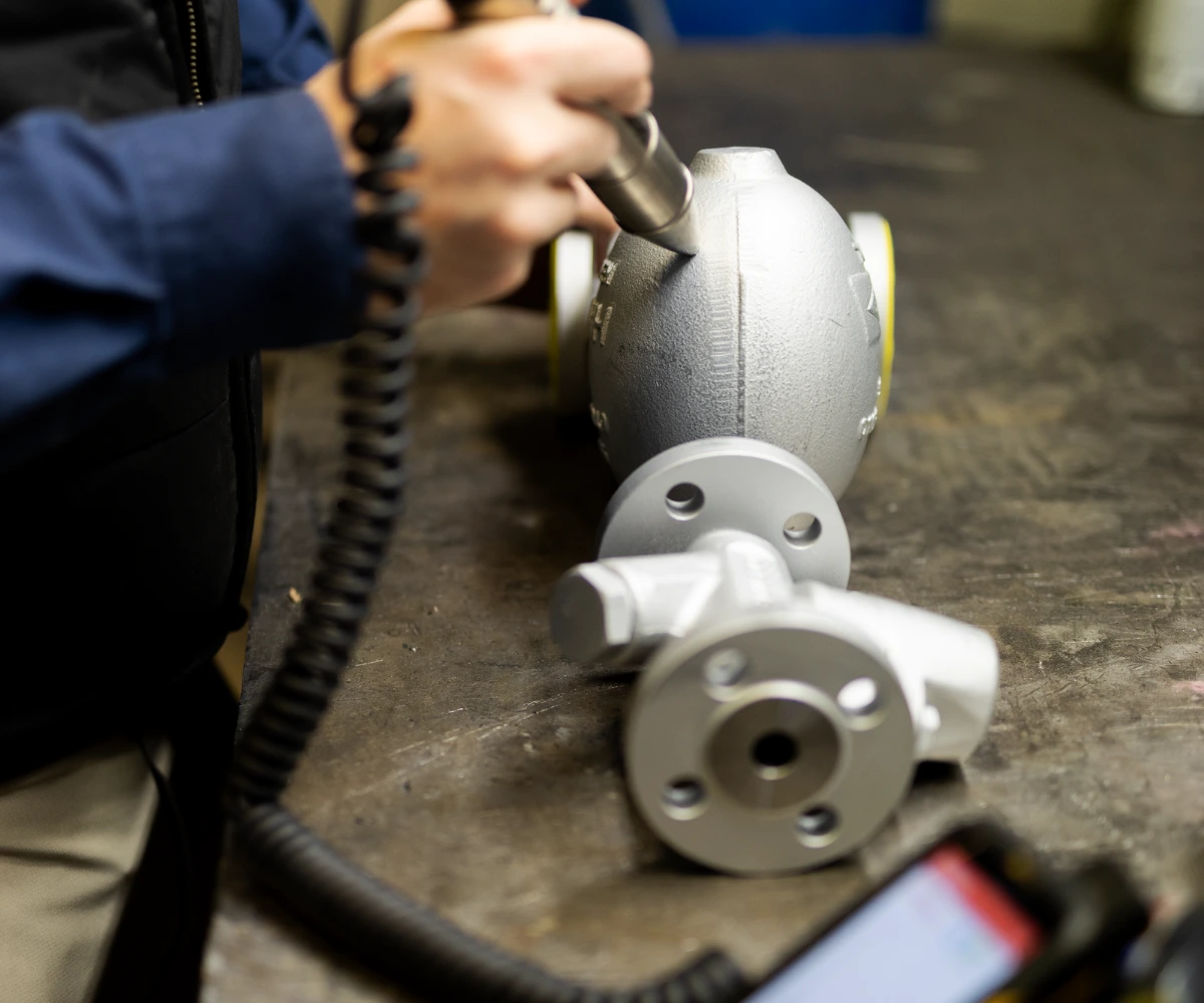 Ventiltekniker utför noggrann mätning på ventildelar med kaliper som del av inventering och kartering av ventilbestånd