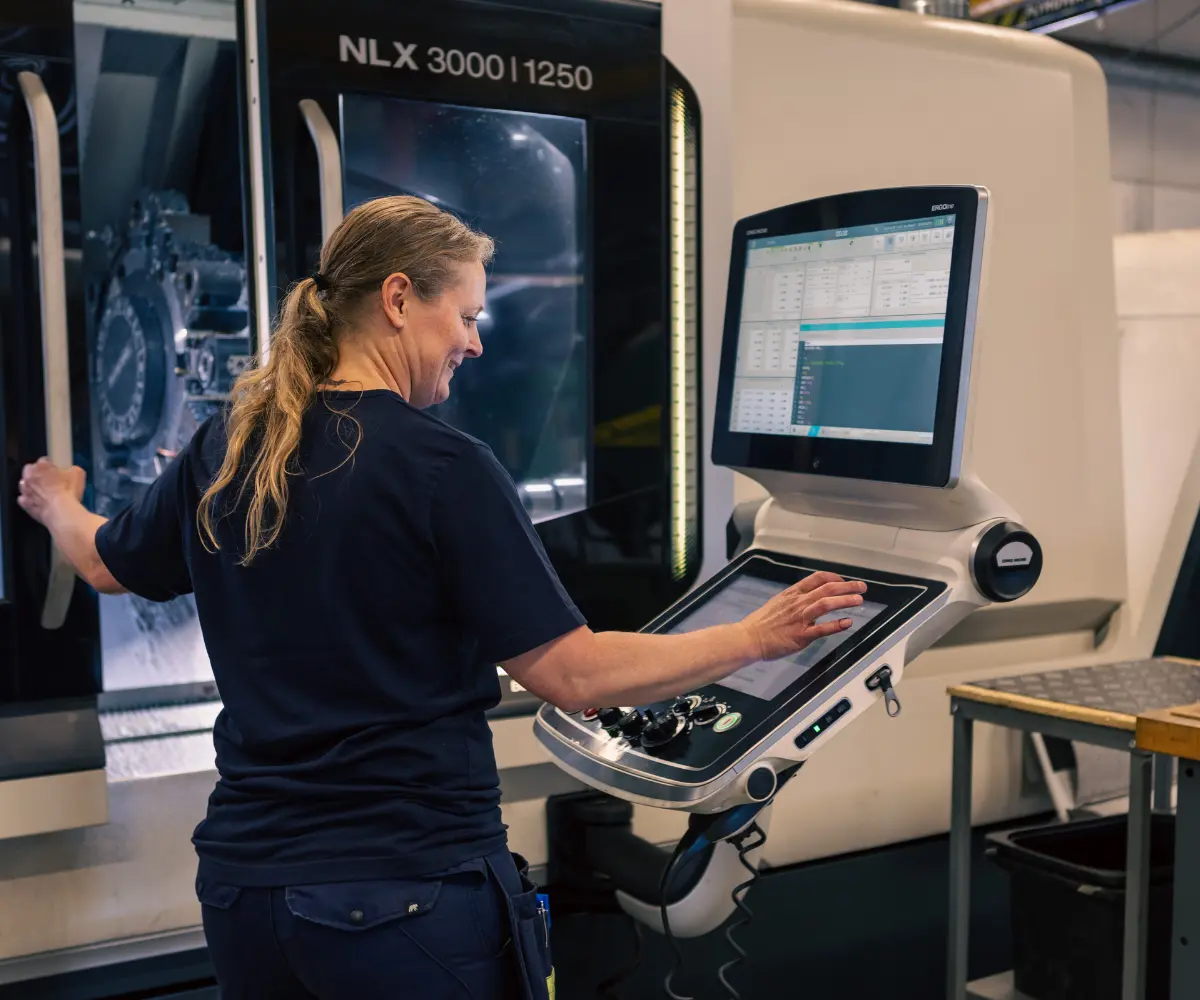Ventiltekniker programmerar DMG Mori NLX 3000|1250 CNC-svarv via ERGOline-panel i VIMAB:s verkstad