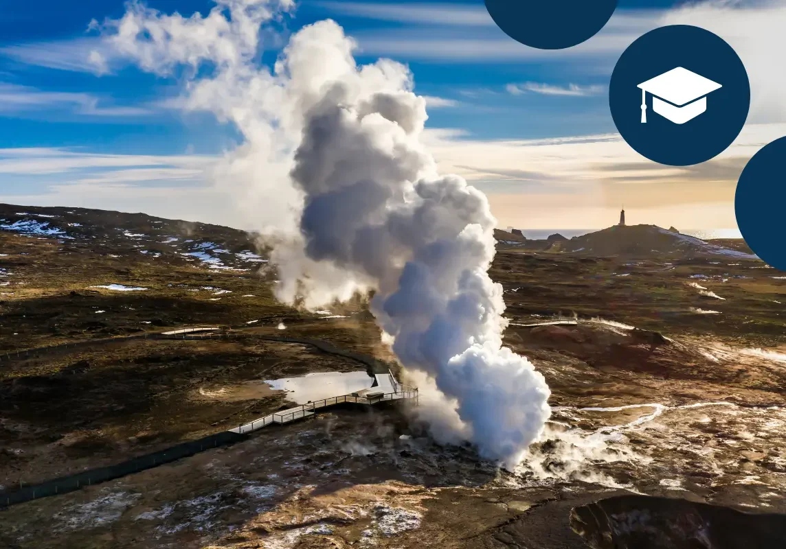 Geotermisk anläggning med kraftiga ångpelare som stiger från marken — illustrerar ånga och kondensat i processindust...