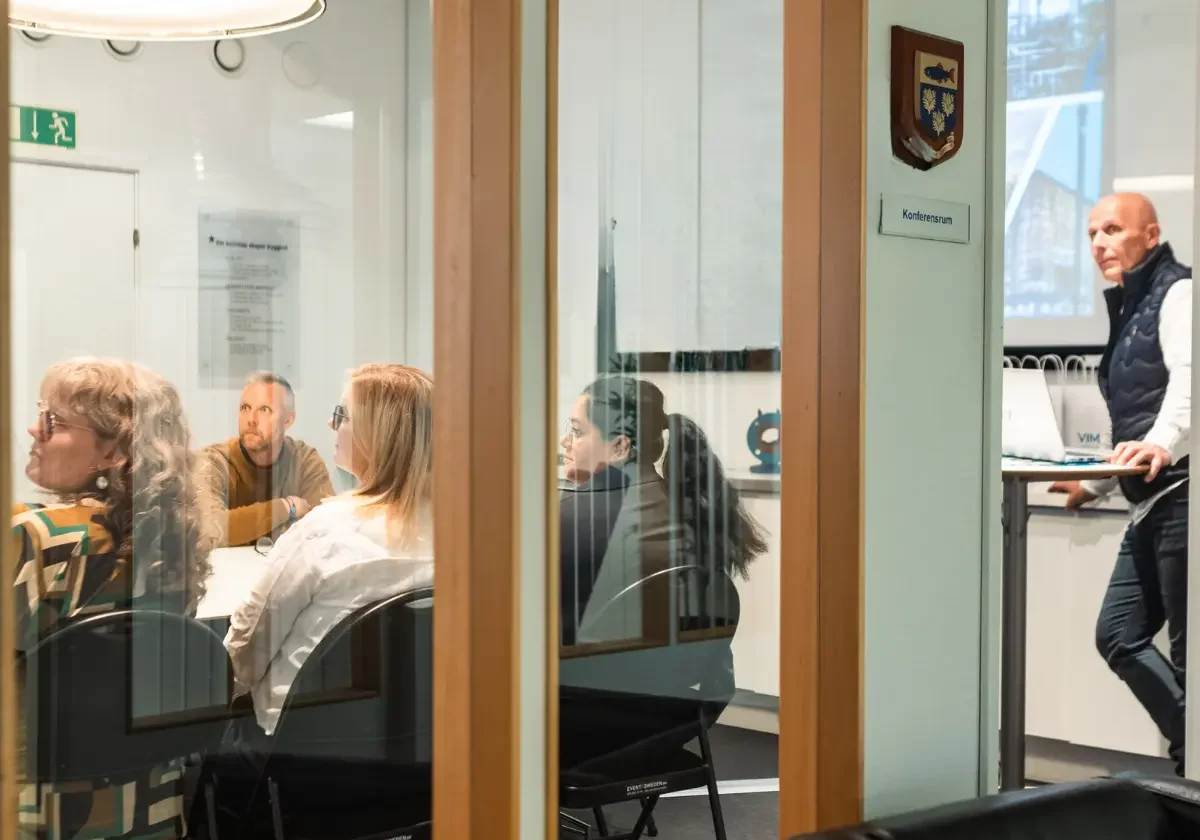 Deltagare i utbildning lyssnar på föreläsare i konferensrum hos VIMAB